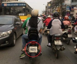 Bất ngờ về lý do 'đeo khẩu trang' cho biển số xe của tài xế GrabBike