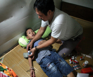 Câu chuyện người cha nghèo nuôi con trai suy thận giai đoạn cuối, suốt 3 năm giấu con nhặt 4 chiếc quần lót để mặc
