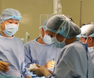 Cha mẹ nhất quyết không cho truyền máu, bé trai mang khối khối u gan nguy kịch được bác sĩ dùng cách này để 'hồi sinh'
