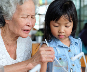 Con dâu trách mẹ chồng không nghỉ việc ở nhà trông cháu, bố chồng nói một câu mà chị em ban đầu phẫn nộ, ngẫm ra mới thấy đúng