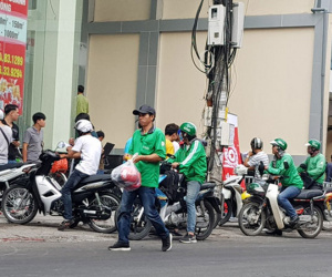 Go-Viet cử người ra lề đường tiếp nhận tài xế Grab đăng ký tại Hà Nội