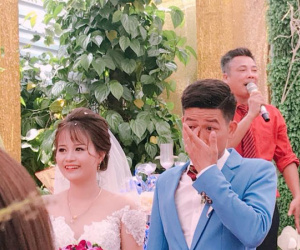 Hai trạng thái đối lập trong ngày cưới khiến dân mạng phì cười: Chú rể bưng mặt khóc nức nở còn cô dâu tươi tắn như hoa