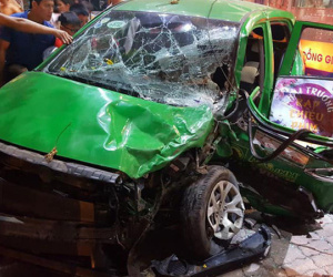 Ô tô bán tải tông văng taxi và xe máy trên đường, 6 người bị thương