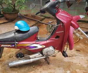 Tên trộm khó hiểu: Đột nhập vào nhà kiên nhẫn ngồi tháo hai bánh xe máy rồi mang đi