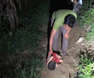 Thực hư câu chuyện bé trai phải ngủ ngoài đường khi bố mất, mẹ đi lấy chồng