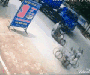 Video: 2 anh em ruột bị cuốn vào gầm container, thương vong trong ngày giỗ mẹ