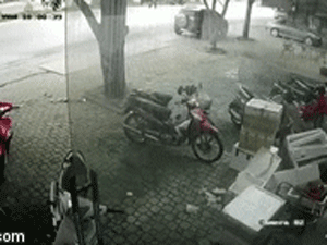 Video: Trong ngày mưa, người đàn ông rơi từ tầng 3 xuống đất và cái kết đầy may mắn