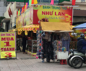 Bánh Trung thu 'mua 1 thành 3', khách hồ hởi xem rồi bức xúc bỏ đi