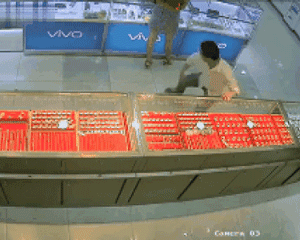 Dân mạng sửng sốt với nam thanh niên ăn mặc như soái ca, 2 lần quỳ xuống nhìn lén váy cô gái ngay giữa trung tâm thương mại