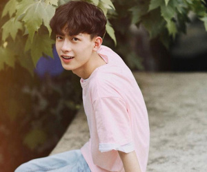 Hot boy Trung Quốc 19 tuổi, giống nhiều diễn viên nổi tiếng
