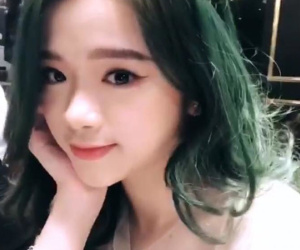 Linh Ka bị ví như 'thủy quái' khi bắt chước Nancy nhuộm tóc màu xanh rêu, đội vương miện thời thượng
