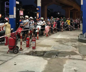 Người phụ nữ xô biển chen ngang đổ xăng, câu nói kèm theo khiến tất cả phẫn nộ