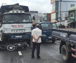 Tai nạn kinh hoàng: Xe tải lùa 8 xe máy trong tiếng la hét thất thanh