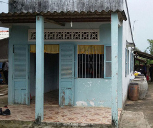 Tiền Giang: Nghi cuồng ghen, chồng cắt cổ vợ rồi uống thuốc sâu tự tử để lại 2 con nhỏ mồ côi