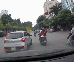 Video Pha đánh lái của tài xế khiến dân mạng lao vào cuộc tranh cãi: Cẩu thả hay cố ý?