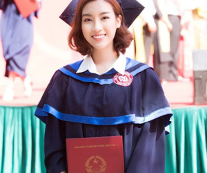 1 ngày trước khi hết nhiệm kỳ Hoa hậu Việt Nam, Đỗ Mỹ Linh rạng rỡ cùng bạn bè nhận bằng tốt nghiệp Đại học
