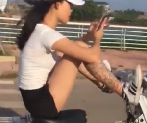 Video: Cô gái thản nhiên vừa nhắn tin, vừa chạy xe bằng chân