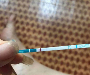 Cô nàng đăng ảnh que thử thai và hỏi mình có em bé chưa, nào ngờ chị em chỉ chú ý đến thứ này, còn ra rả ném đá
