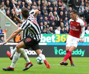 Đập tan chỉ trích, Ozil bừng sáng trong trận thứ 200 cho Arsenal