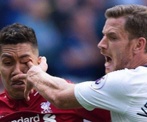 Firmino dính chấn thương vì bị... chọc vào mắt