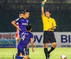 Pha 'bẻ còi' của trọng tài Trần Văn Lập nằm ngoài sách luật