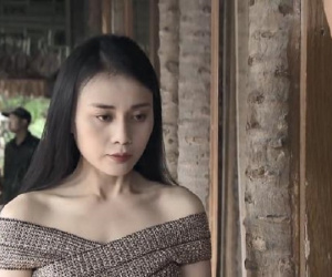 Lão Cấn gây sốc khi chạm tay vào ngực Quỳnh Búp Bê và khuyên: 'Không mặc gì bên trong thì khách nó mới thích!'