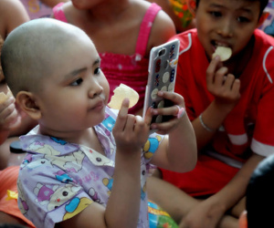 Tâm sự quặn lòng của người mẹ một mình chăm con ung thư vòm họng: “Bé mới đón trung thu lần đầu trong viện, không biết còn có lần sau”