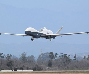 UAV trăm triệu USD Mỹ mài bụng trên đường băng