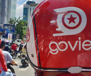 Va quệt nhỏ trên đường, thanh niên mặc áo Go-Viet dùng dao đâm người ngã gục ở trung tâm Sài Gòn