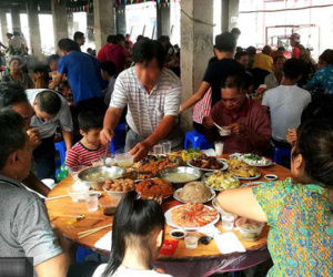 Đi ăn cỗ giỗ tổ gặp người yêu ngồi mâm bên, chàng trai tá hỏa sợ không đến được với nhau vì… có họ