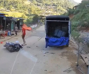 Video: Phóng nhanh tông vào đuôi xe tải, tài xế xe máy tử vong