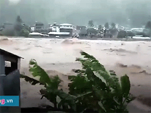 Video: Siêu bão Mangkhut thổi bay nhà cửa, gây lũ lớn tại Philippines