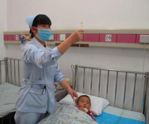 Bé 3 tuổi bị bại não dù tới 3 bệnh viện, cha mẹ cẩn thận với đồ ăn của con