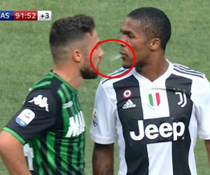 Đồng đội của Ronaldo húc đầu, nhổ nước bọt vào miệng đối thủ