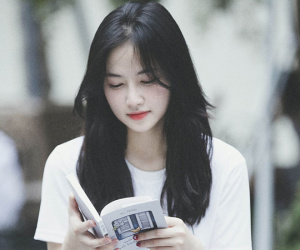 'Thiên thần đọc sách' của ĐH Công đoàn dù để mặt mộc vẫn được dân mạng sắc phong 'mỹ nhân vạn người mê'