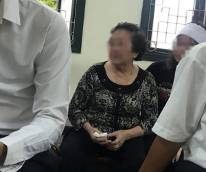 Xét xử vụ nam sinh sát hại thiếu phụ ở chung cư cao cấp: Người thân mang di ảnh đến tòa, mẹ nạn nhân khóc ngất gọi tên con