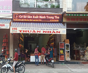 6 kẻ bịt mặt chém gục người đàn ông trước tiệm bánh trung thu
