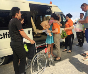 Cơ trưởng gọi loa tìm bác sĩ cứu hành khách lên cơn đau tim