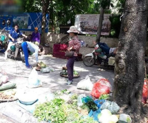 Hà Nội: Đến bao giờ 'chợ tự phát' trên đường Nguyễn Thị Thập mới được dẹp bỏ?