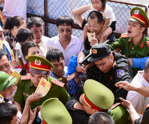 Khán giả gây hỗn loạn khi hội chọi trâu Đồ Sơn mở cửa miễn phí