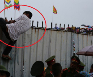 La hét, bật khóc ở hội chọi trâu, công an phải 'nhảy ra phía ngoài để tăng cường giữ cửa'