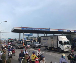 Lái xe tập trung phản đối trạm thu phí BOT Quốc lộ 5