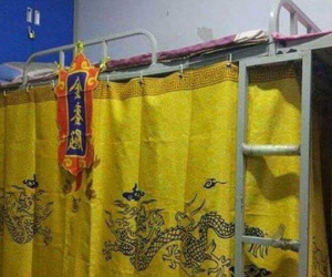 Nhát gan lại được bạn 'tâm lý' mua cho rèm giường, lúc treo lên anh chàng được phen... hú hồn