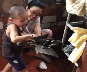 Thấy mẹ định làm thịt vịt, cậu bé đã có hành động khiến người ta vừa buồn cười vừa thương