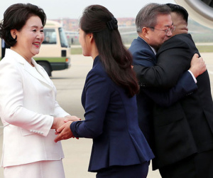 Thượng đỉnh liên Triều: Ấn tượng hình ảnh 2 ông Moon-Kim thân như bạn hữu lâu ngày tái ngộ