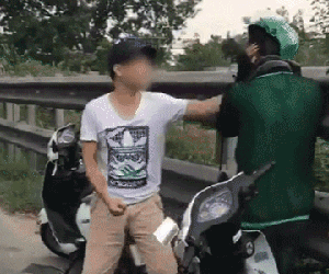 Video: 'Ngứa mắt' vì cú lừa xi nhan, người đàn ông trút cơn giận lên tài xế Grab