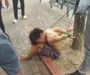 Xôn xao vụ thiếu niên cởi trần bị trói 2 tay, 2 chân vào cây