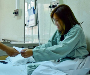 Bệnh nhân sốc ma túy nhập viện được thăm hỏi, tặng tiền gây tranh cãi?