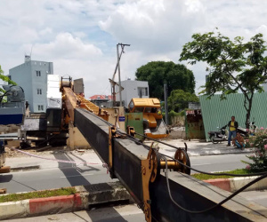 Cần cẩu nặng hàng chục tấn đổ sập, chắn ngang đường nội đô Sài Gòn, nhiều người thót tim