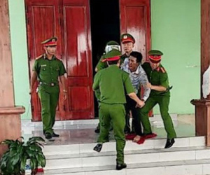 Giải cứu thành công 3 em nhỏ bị bố đẻ nhốt trong phòng tự thiêu